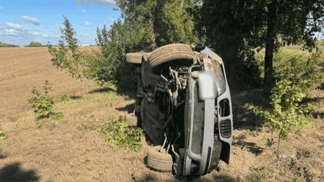 BMW з’їхало у кювет та перекинулось: у Яготині сталося ДТП, постраждав пасажир